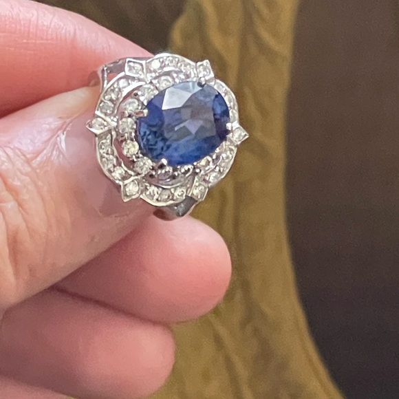 Elegant Blue and Silver Gemstone Ring - Picture 3 of 5